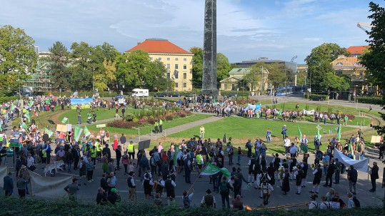 Demozug auf dem Karolinenplatz