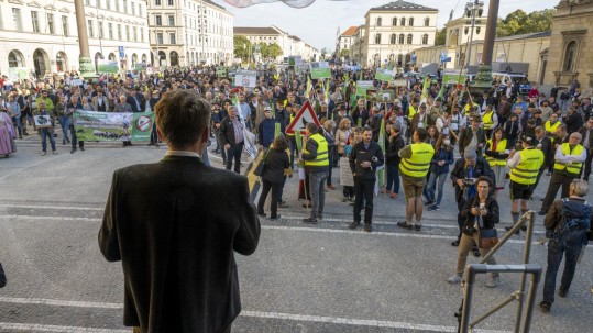 Zahlreiche Demonstranten bei "ausgebimmelt"