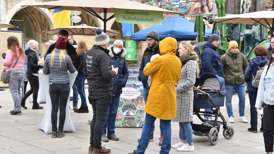 Junge Landwirtinnen und Landwirte im Gespräch mit Verbrauchern. 