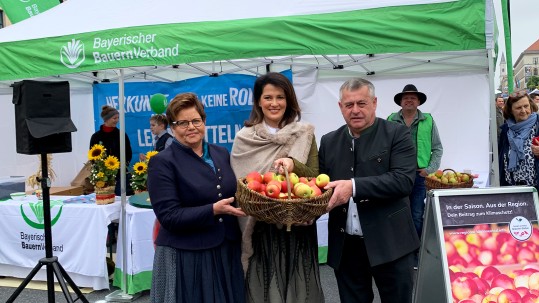 Goeller-Kaniber-Heidl auf der Bauernmarktmeile