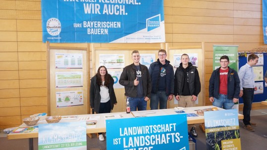 2022-10-13-Stand des BBV/BSZ Schwandorf mit Berufsschülern Landwirtschaft