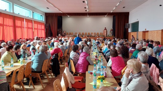 vollbesetzter Saal