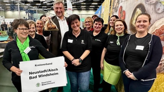 Consumenta 2023 KV NEA-BW Landfrauengruppe mit BBV Präsident Felßner