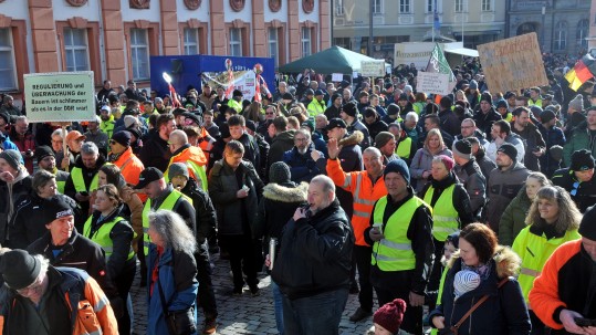 Demonstranten Ehrenhof Bayreuth