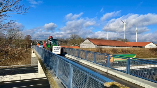 Schlepperdemo auf Autobahnbrücke