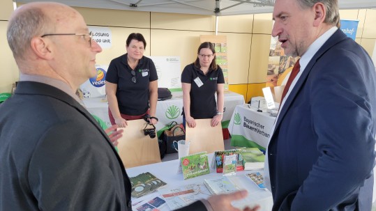 Präs. Felßner beim Infostand der BBV-Geschäftsstellen