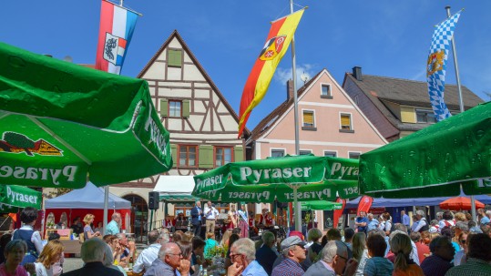 spezialitaetenmarktheideck-besucherammarktplatz