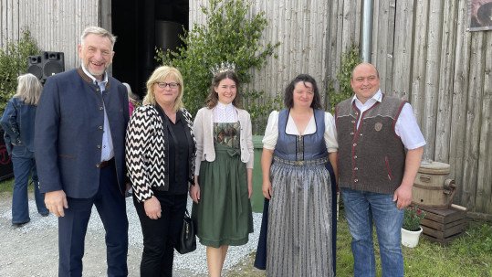 Bauernpräsident, stellvertretende Landesbäuerin, Bayerische Milchkönigin und Elke und Ralph Browa