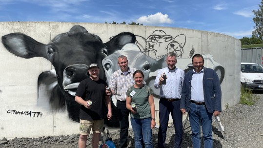 Familie Reichel mit BBV-Präsident Felßner und MdL Martin Schöffel vor Graffiti-Wand