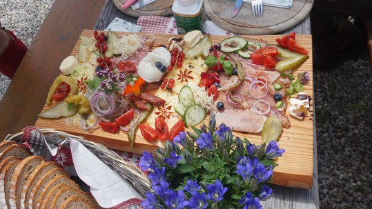 Deftige Brotzeit auf der Alm