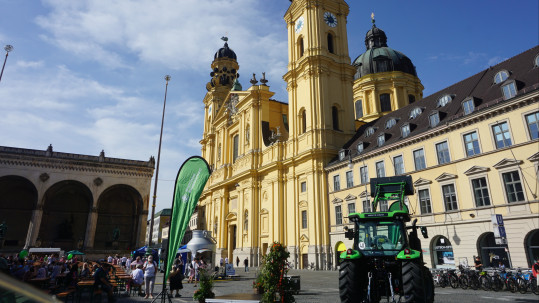 Blick Odeonsplatz auf Traktor Bauernmarktmeile 2024