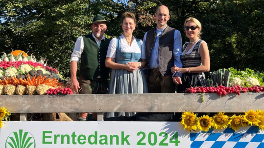 Landesbäuerin Singer auf Erntedank-Wagen Trachtenumzug 2024